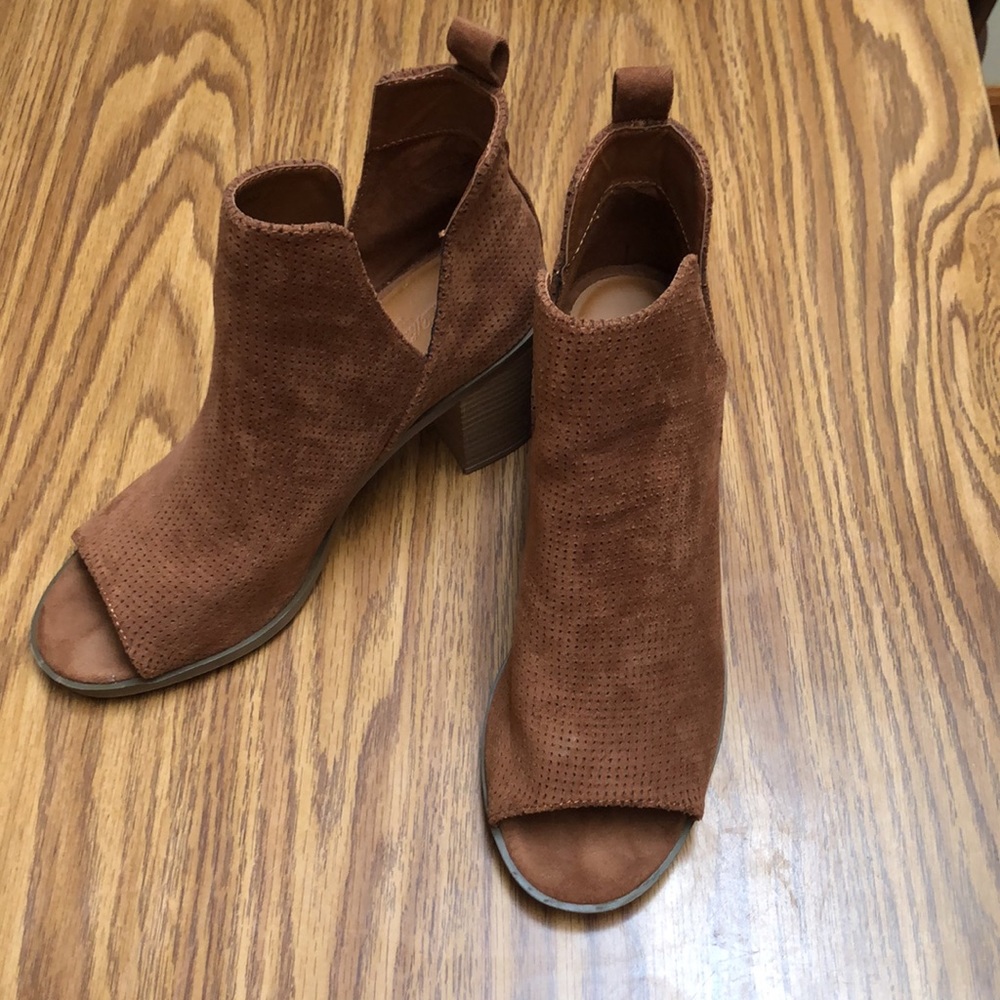 Size 8 Vintage thread fall brown bootie heels